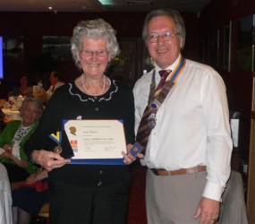 
Joan%20Abbott%20receiving%20the%20Paul%20Harris%20Fellowship%20Award%20from%20Rotary%20President%20Peter%20Amos.